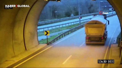 Otomobilin tünel çıkışı takla attığı kaza kamerada