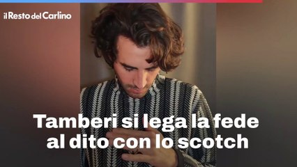 Tamberi si lega la fede al dito con lo scotch: il video