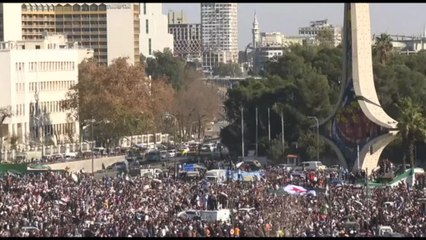 La folla in piazza a Damasco risponde all'appello dei nuovi governanti