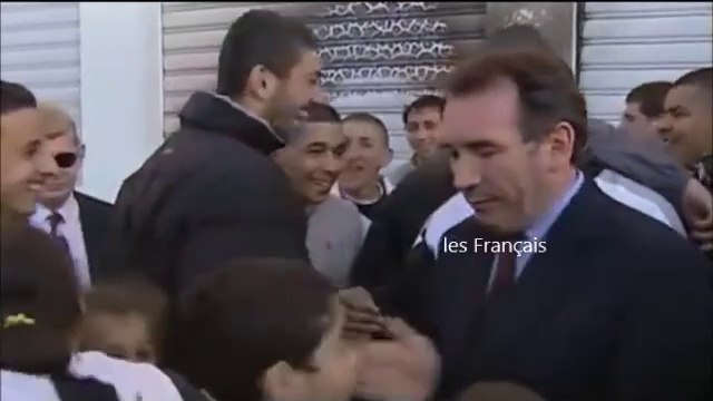 François Bayrou met une gifle à un enfant qui lui faisait les poches lors de la campagne 2002