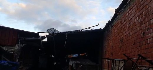 Fırtına çatı uçurdu