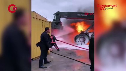 Belediye başkanı, yangına itfaiye ekipleriyle birlikte müdahale etti