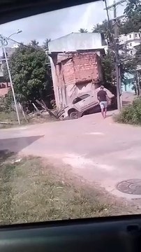 Viatura da PM cai em córrego durante troca de tiros em Pernambués; três policiais ficaram feridos