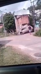 Viatura da PM cai em córrego durante troca de tiros em Pernambués; três policiais ficaram feridos