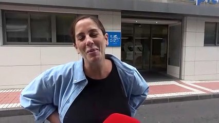 Anabel Pantoja presenta el mar a su pequeña Alma