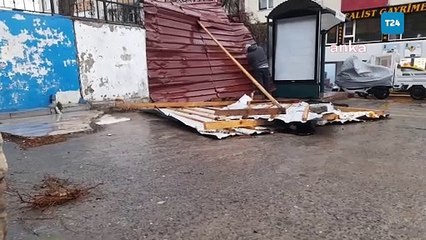 Sinop’ta şiddetli rüzgar; Çatı uçtu, ağaç devirildi