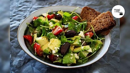 Llevamos toda la vida pensado que cenar una ensalada es lo mejor, ahora, Isabel Belaustegui, médico experta lo desmiente: "supone mucha carga digestiva"