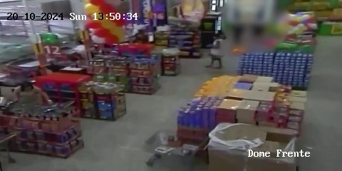 Membros da Gaviões da Fiel agridem e deixam torcedor do Vasco nu dentro de mercado