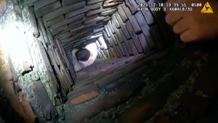 Un hombre escapa de la policía emulando a Papá Noel y acaba encajado en una chimenea: "Eres idiota"