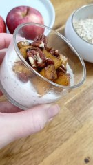 OVERNIGHT OATS 7jours/7recettes pour le premier jour on part sur un overnight Oats à la pomme rôtie et cannelle! Enregistre la vidéo et abonne toi pour plus de recette !