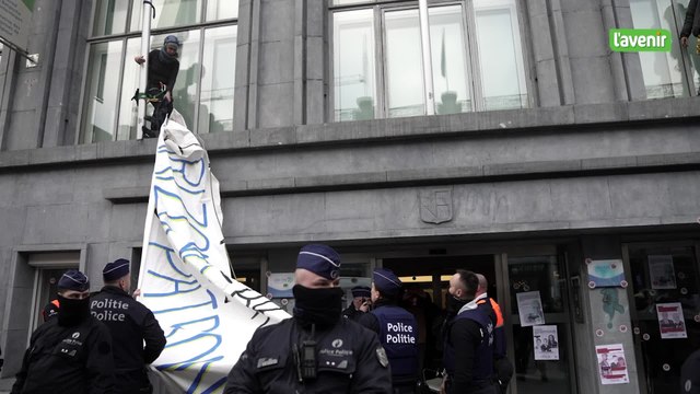 Après la manif place Poelaert, activistes et syndicats s’attaquent au siège de la FEB