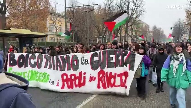 Torino, scontri tra studenti pro Palestina e forze dell'ordine