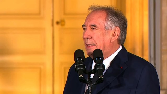 Ce qu'a dit François Bayrou, nouveau Premier ministre, lors de la passation de pouvoir à Matignon