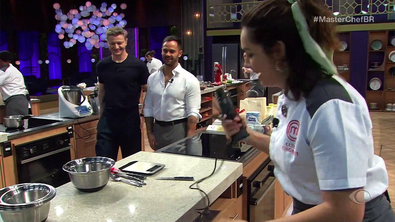 Luísa canta Sandy & Júnior ao falar com Lucas Lima no MasterChef