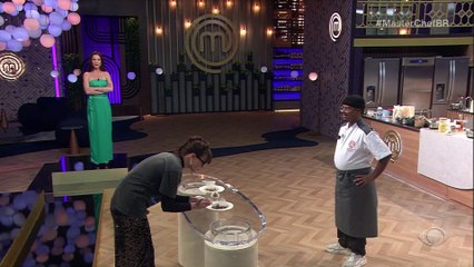 Fogaça e Jacquin se cutucam em avaliação do MasterChef