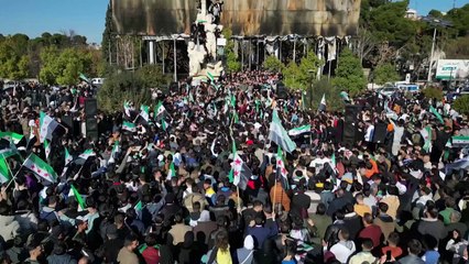 Multitud celebra en Damasco la caída de Bashar al Asad