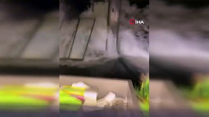 İşletmenin camlarını patlatan dalgalar kameralarda