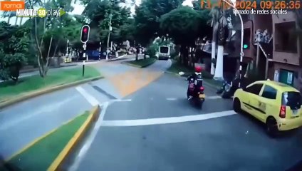 Motociclista sin casco resulta lesionado en choque con bus en Medellín
