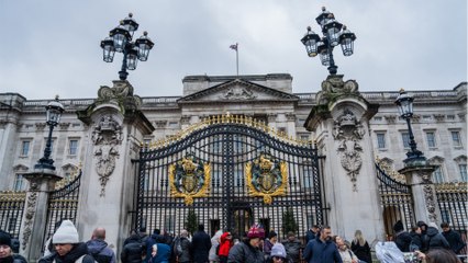 GALA VIDEO - Quand la fête de Noël au palais de Buckingham tourne au vinaigre… coups de poing et vitres brisées, une personne arrêtée !