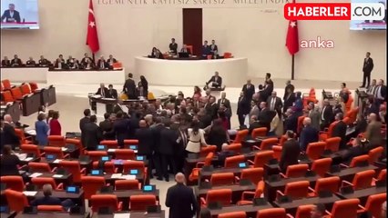 TBMM'de ortalık karıştı: Vekiller fiziki müdahalede bulundu, muhalefet salonu terk etti
