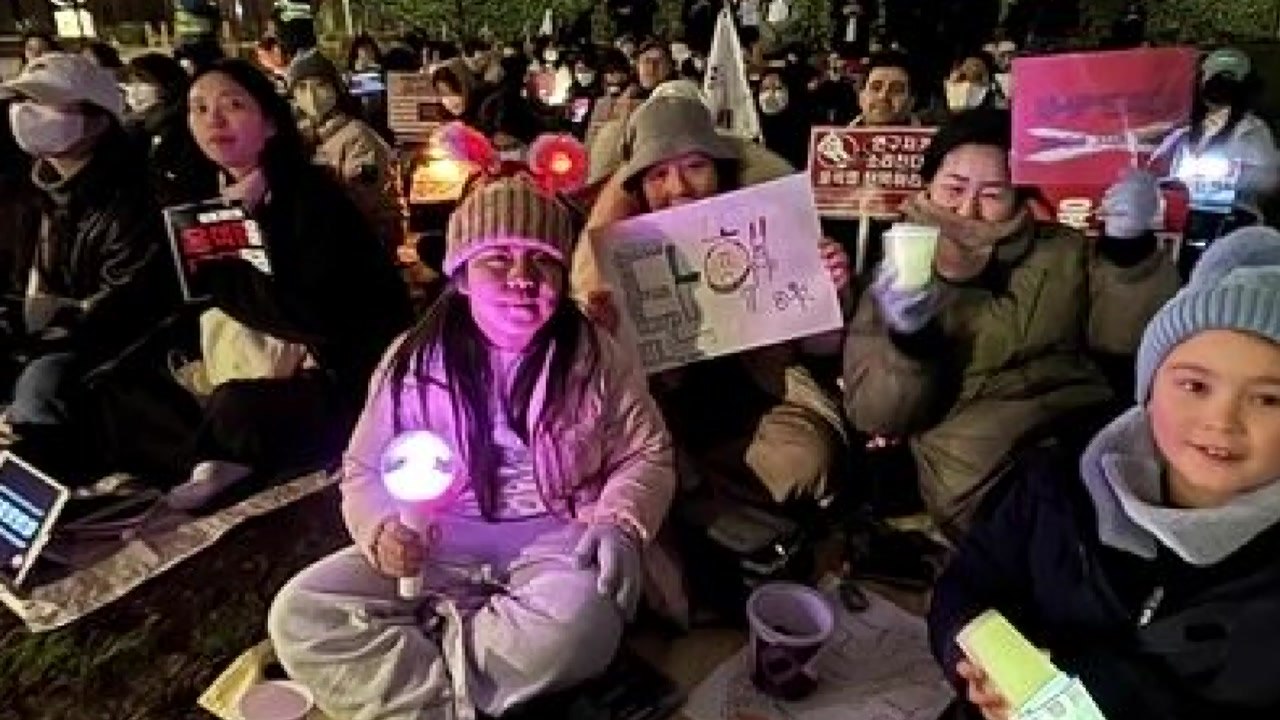 영국 런던에도 응원봉·촛불...윤석열 탄핵 촉구 집회 / YTN