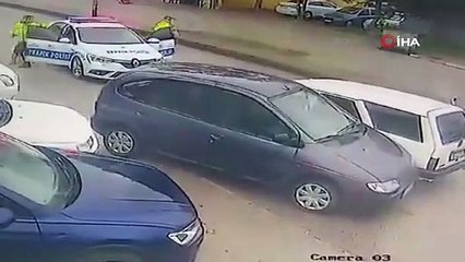 Ehliyetsiz sürücünün tehlikeli kaçışı! Sonu kaza ile bitti