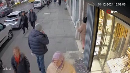 Kaldırım taşıyla soygun yapmaya kalktı, dükkanda kilitli kaldı!