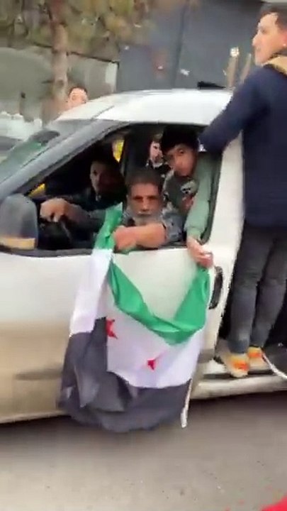 Kemalist bir mağara adamı Esed'in devrilişini kutlayan Suriyelileri taciz etti!