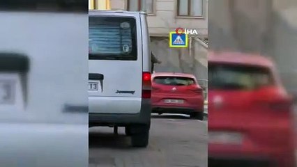 Kağıthane'de tepki çeken görüntüler! Camdan sarkarak seyahat etti!