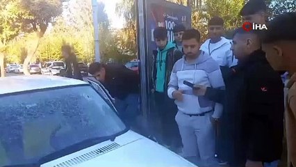 Araç kullanan adamın göğsüne bakın ne düştü