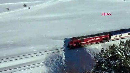 Kar manzarası altında unutulmaz yolculuk