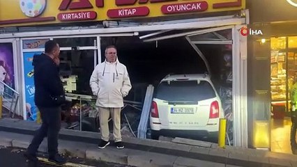 Arabayı park etmek isterken kırtasiye dükkanına daldı!