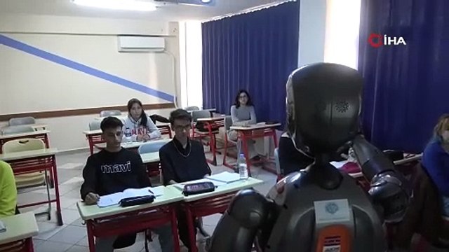 Türkiye'nin ilk insansı yapay zekalı robotu Ada, öğretmenliğe başladı