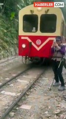 Raylarda selfie çekmeye çalışan turiste tren çarptı