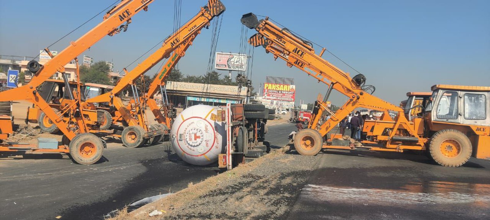 18 टन एलपीजी गैस से भरा टैंकर पलटने पर रिसाव, ट्रैफिक डायवर्ट कर होटल-ढाबों को खाली कराया
