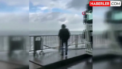 Artvin'de Dalgalar Park Halindeki Tırı Parçaladı