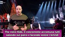 The voice Kids, il concorrente accomuna tutti salendo sul palco e facendo venire i brividi