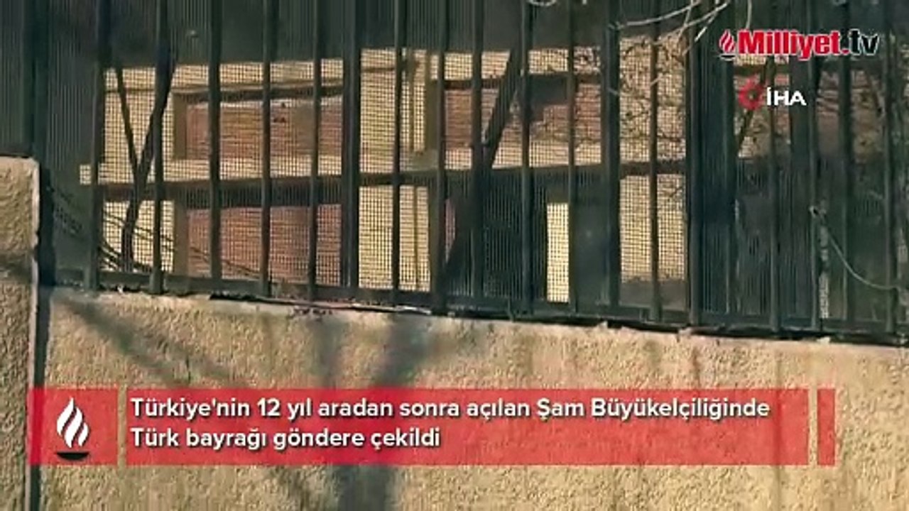 Türkiye'nin 12 yıl aradan sonra açılan Şam Büyükelçiliğinde Türk bayrağı göndere çekildi