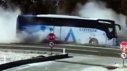 Turist otobüsü kepçeyle kafa kafaya çarpıştı: 6 yaralı