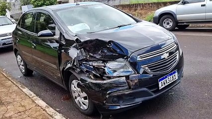 Onix colide em EcoSport estacionada no Claudete
