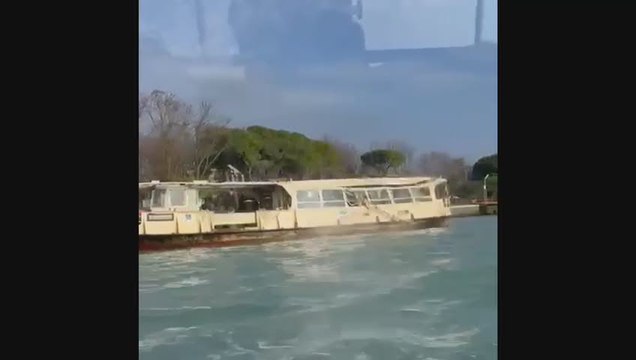 Venezia, scontro tra vaporetto e motonave: due feriti, tre contusi - Video