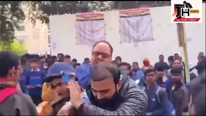 अपने मालिक पर हांथ उठाता हुआ एक नौकर , कुछ लोग कहेंगे कि पटना डीएम हैं बच्चे को कन्टाप मार रहे हैं