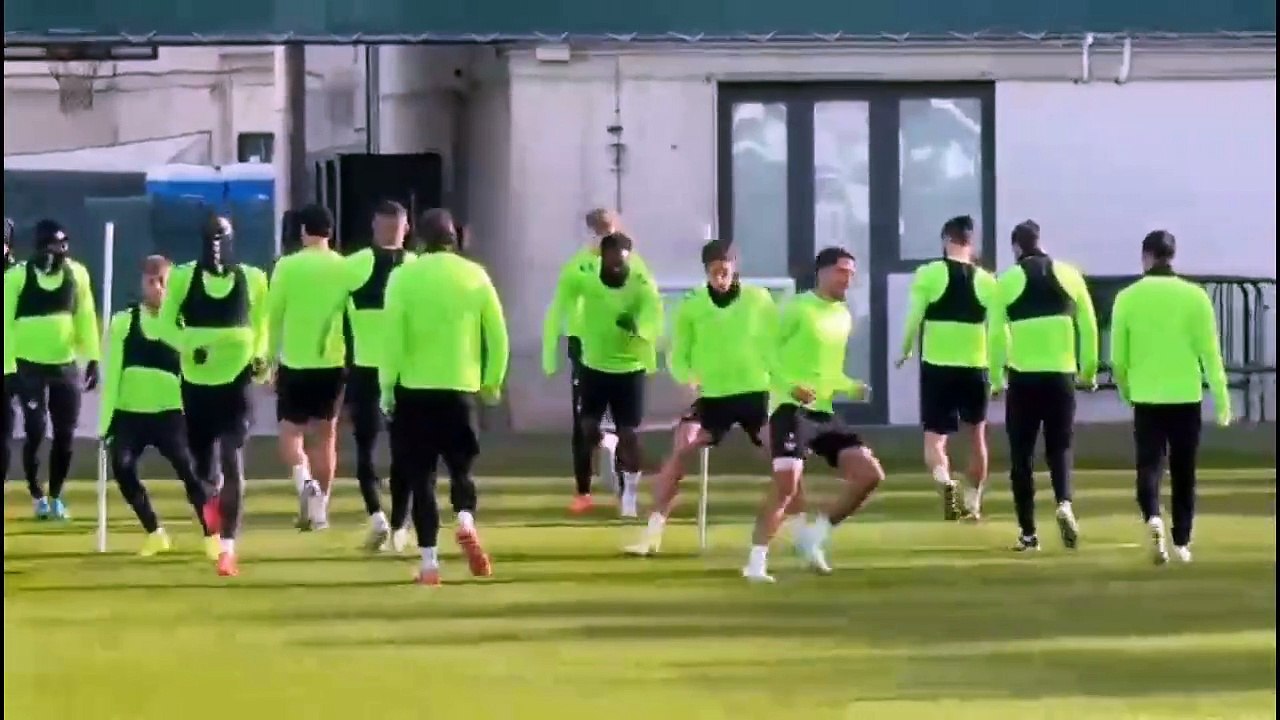 Fornals y Juanmi se entrenan junto al resto del grupo antes del Betis - Villarreal
