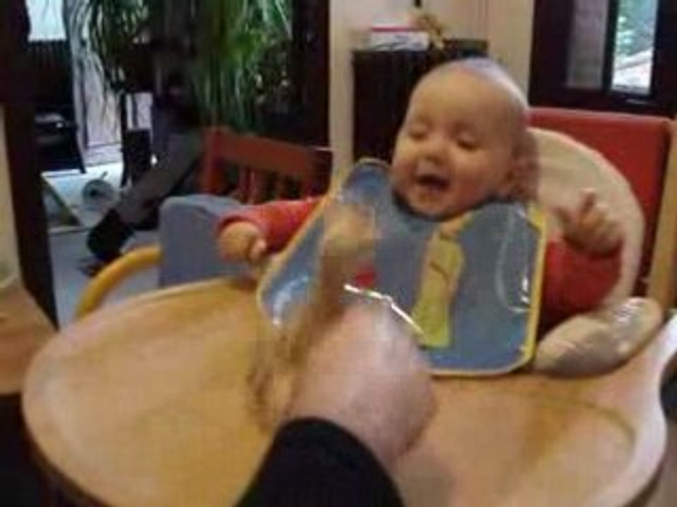 Sophie la girafe amuse Gaël (4 avril 2008)