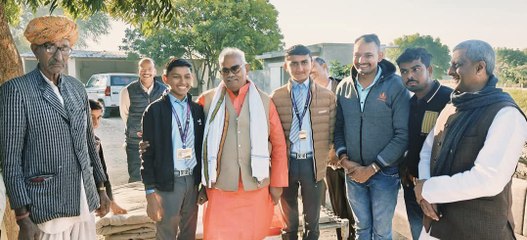 छात्र ने की जिद तो मंत्री से पहुंच गए उसके घर, परिवार हैरान, गांव में खुशी