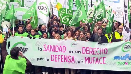 Funcionarios se manifiestan para exigir la continuidad de Muface: "No descartamos la huelga"