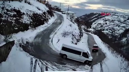 Korkunç kaza anbean kaydedildi! Minibüs önce taklalar attı, sonra dereye uçtu