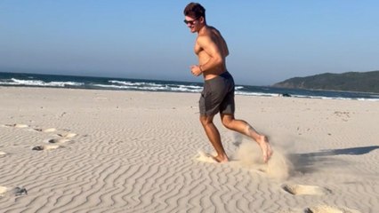 Byron Bay exploration turns playful with the discovery of squeaky sand at the beach