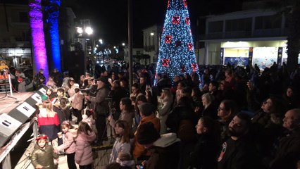 Με μία μεγάλη γιορτή το άναμμα του δέντρου στην Άμφισσα