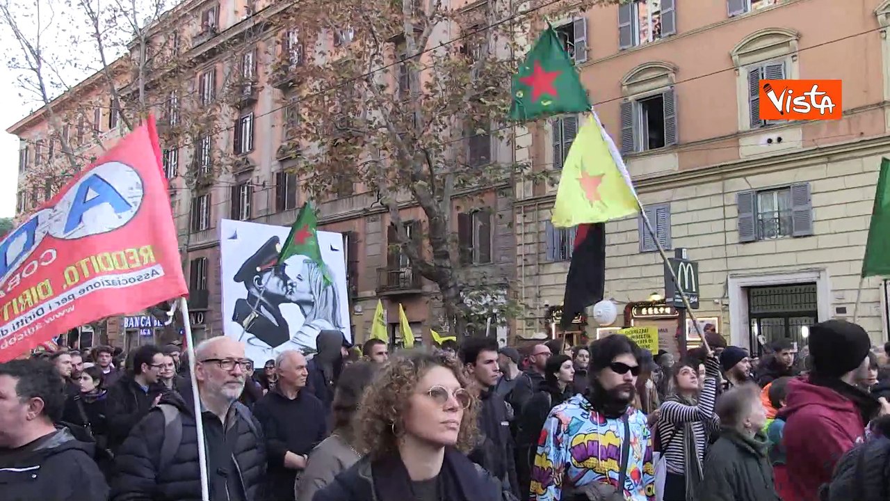 Corteo a Roma contro il ddl Sicurezza, i cartelli dei manifestanti: "Meloni, ti esiliamo"